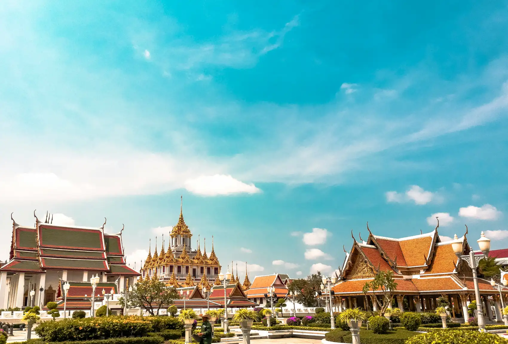 Un templo tailandés de tejados dorados recortado contra el cielo en Bangkok