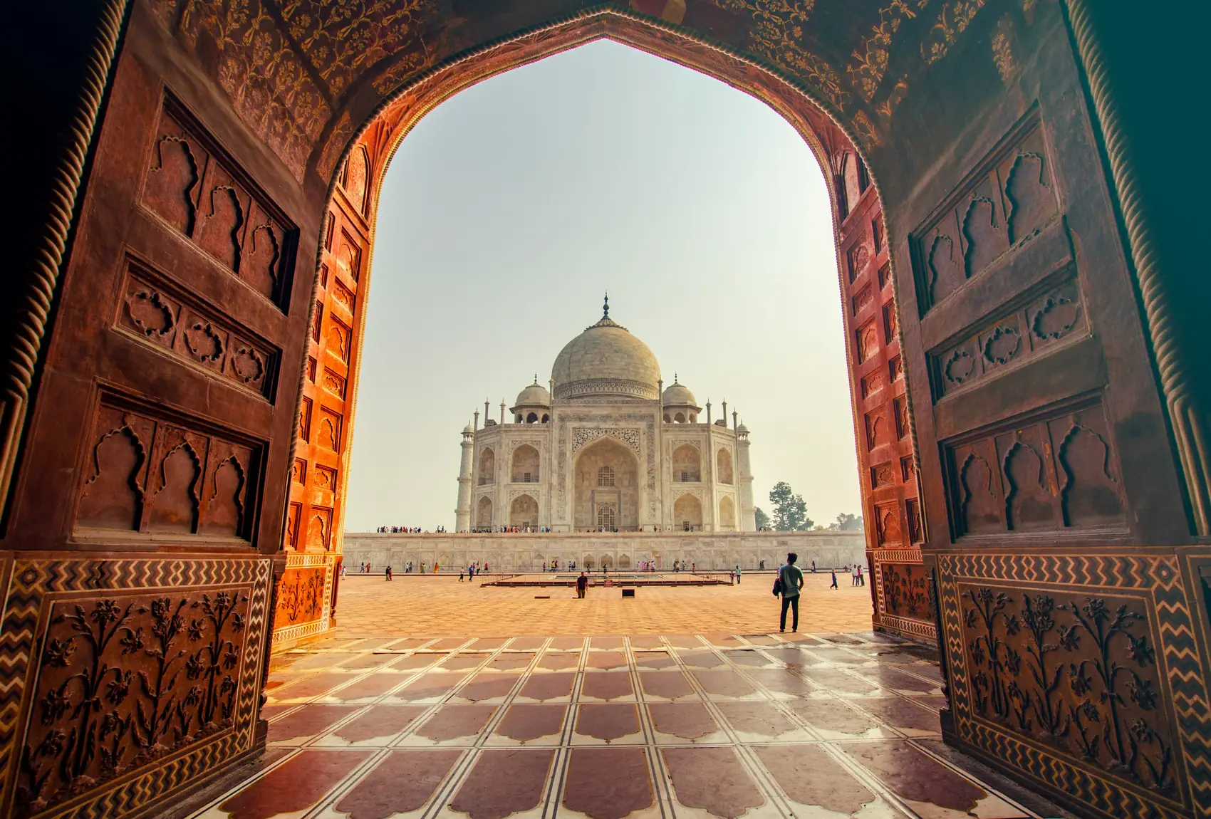El Taj Mahal enmarcado en el arco de piedra roja de la puerta de entrada, en Agra, India