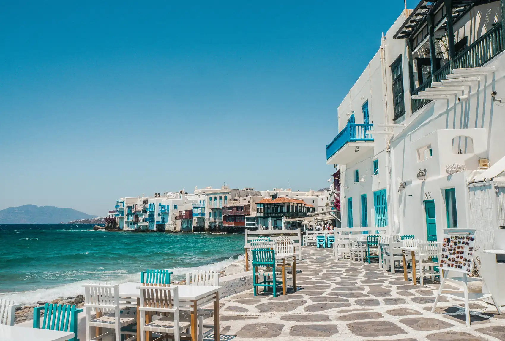 Casas blancas encaladas de Mykonos bajando hasta el mar Egeo