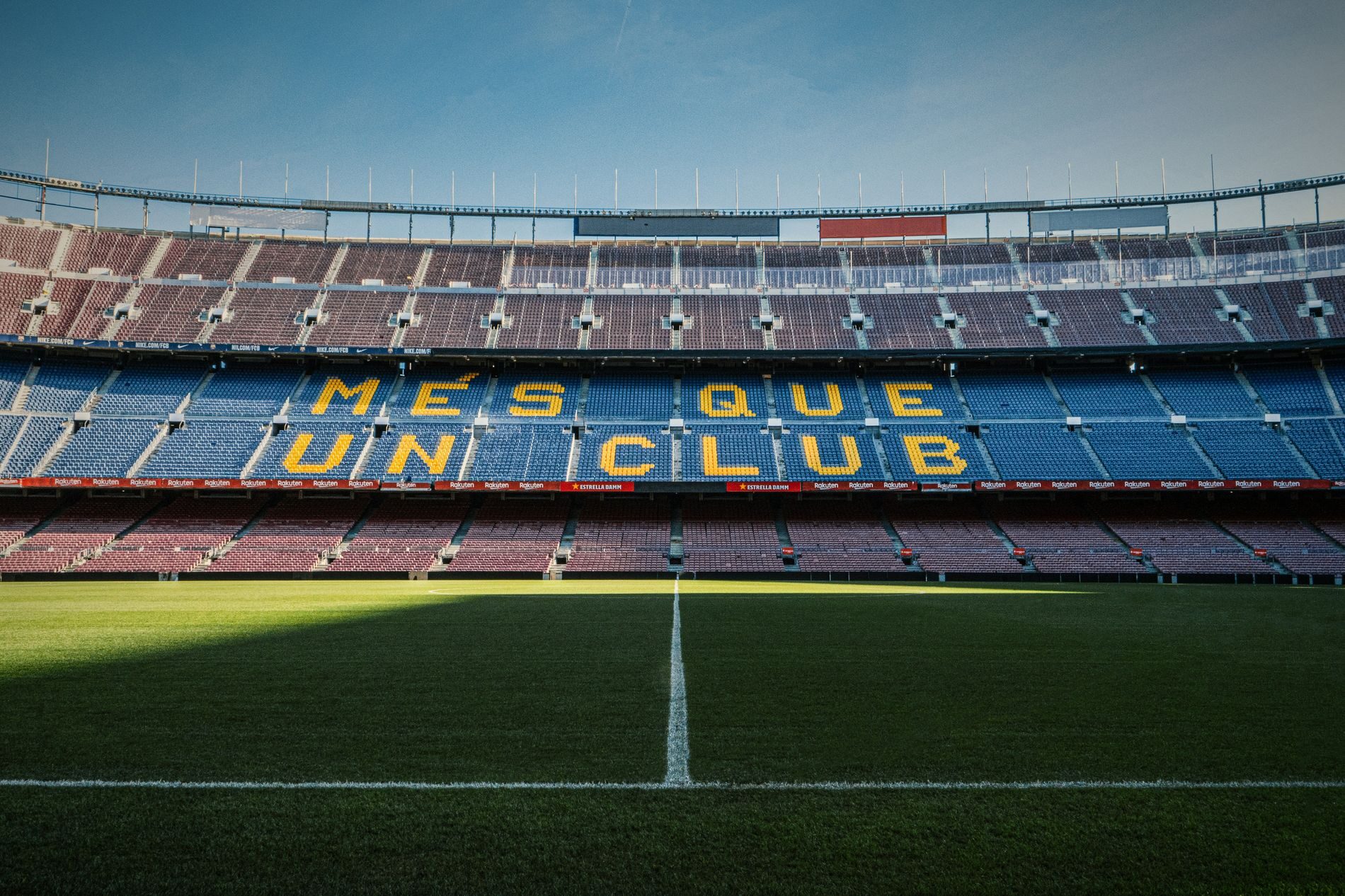 Graderías del Spotify Camp Nou con el lema Més que un club