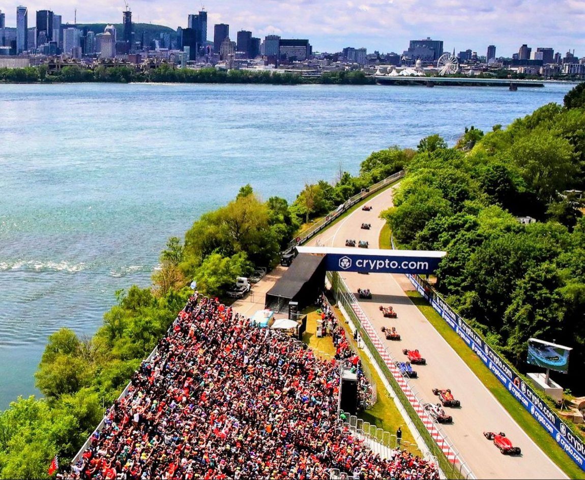 Vista aérea del circuito Gilles Villeneuve: la tribuna llena junto al río San Lorenzo y el perfil de Montreal al fondo