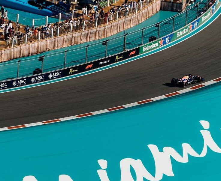 Un monoplaza pasa frente a la marina del circuito de Miami, con el rótulo turquesa pintado en el asfalto