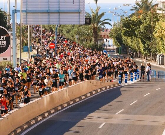 Corredores del maratón avanzando por la avenida costera de Viña del Mar